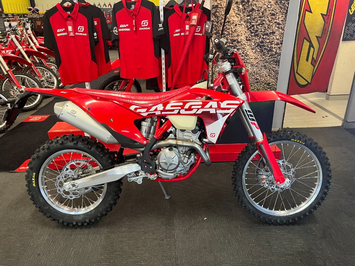 GASGAS EC250F 2023年式純正シートレッド