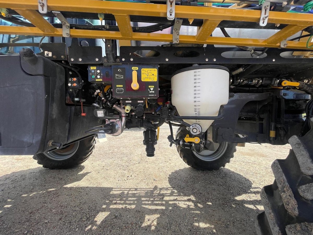 2016 Rogator 1300B image 8