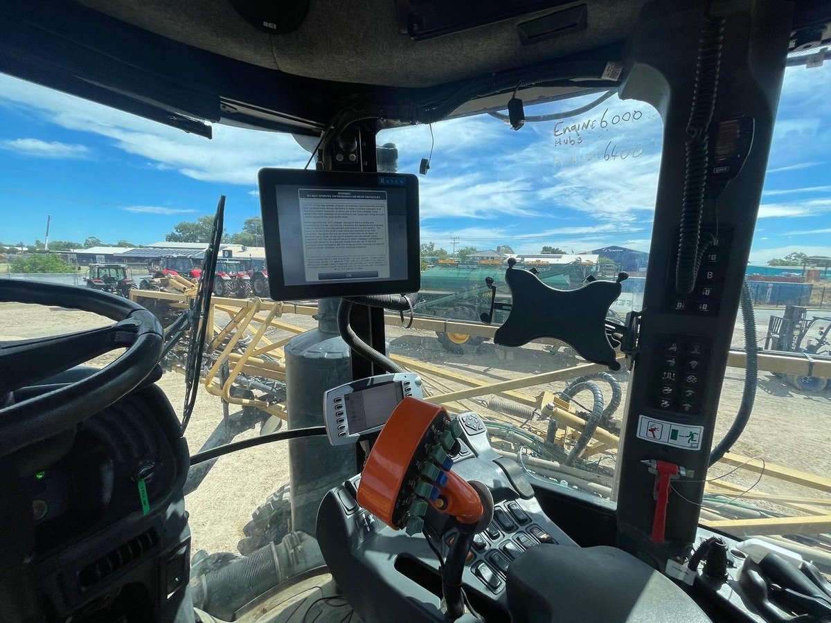 2016 Rogator 1300B image 3