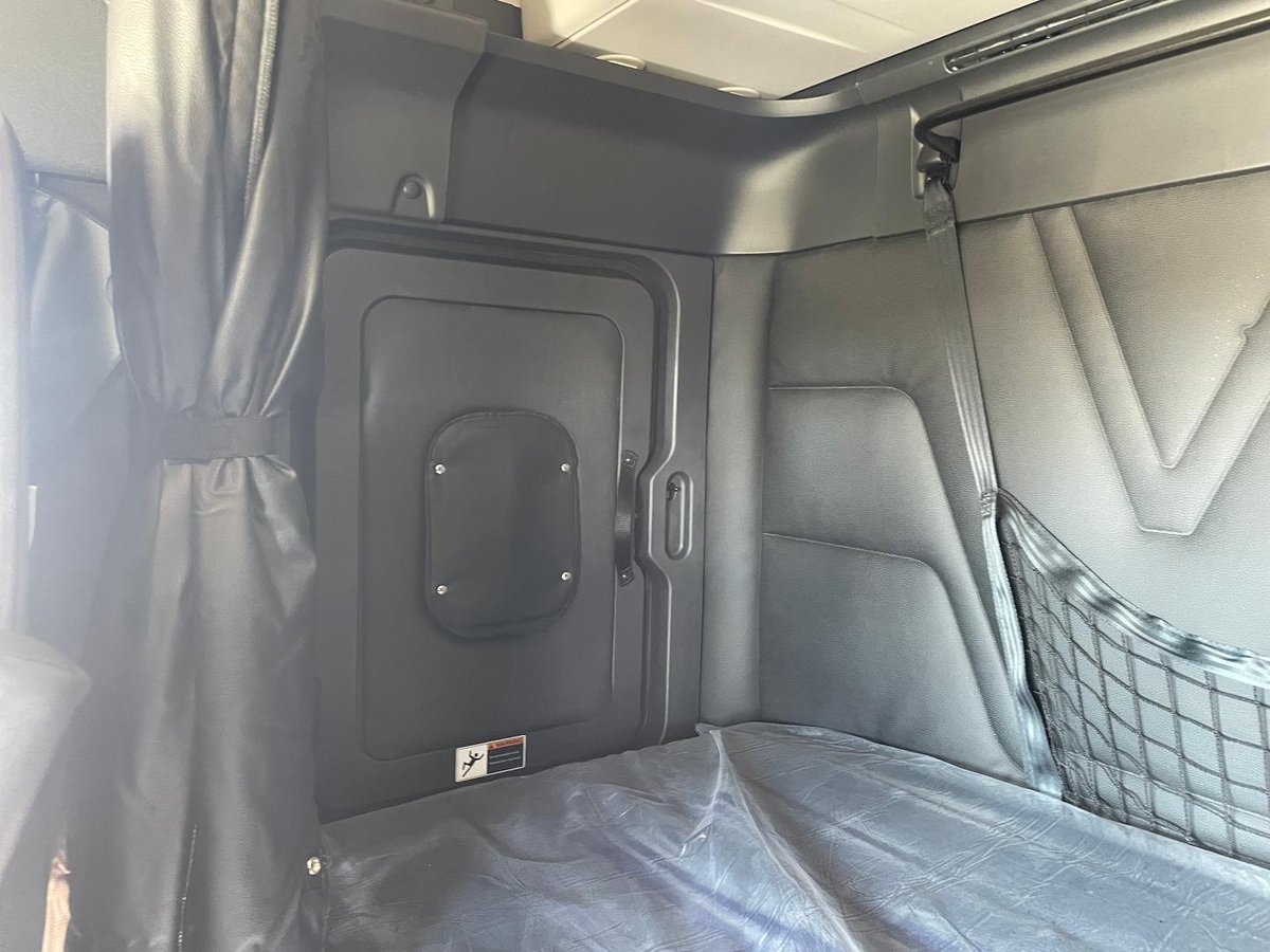 2024 Western Star 48X 48" Sleeper Prime Mover With Dovetail & Bullbar image 25