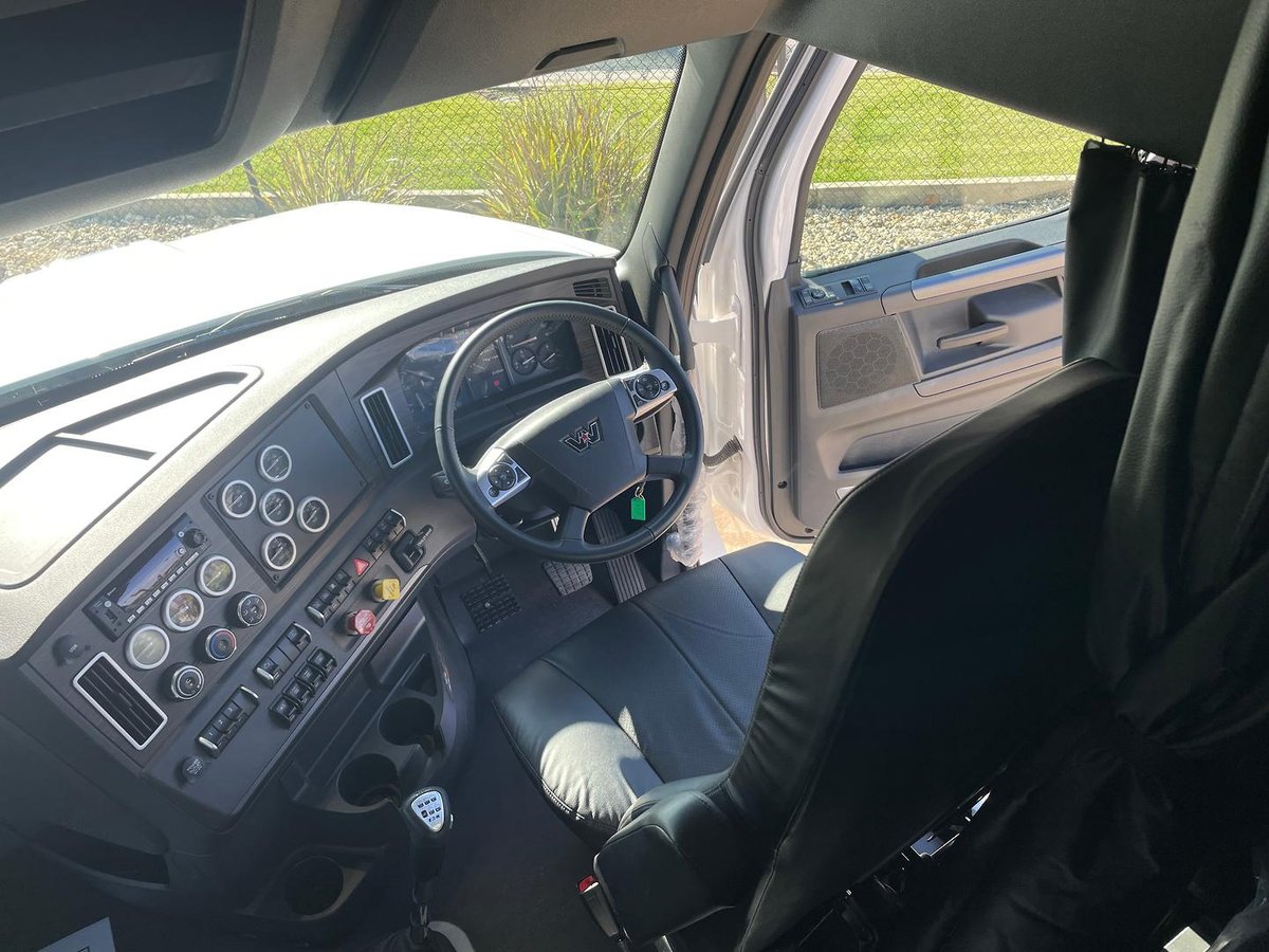 2024 Western Star 48X 48" Sleeper Prime Mover With Dovetail & Bullbar image 20