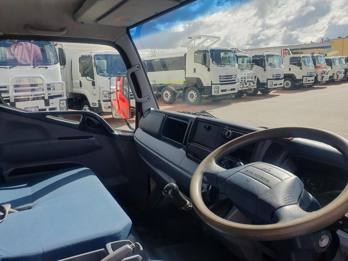 2013 Fuso Canter 515 Wide 2 Ton Beavertail And Ramps image 5