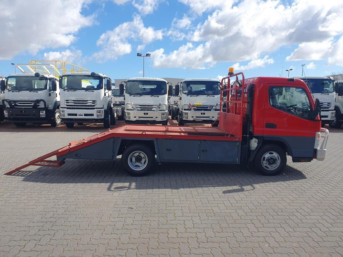 2013 Fuso Canter 515 Wide 2 Ton Beavertail And Ramps image 10