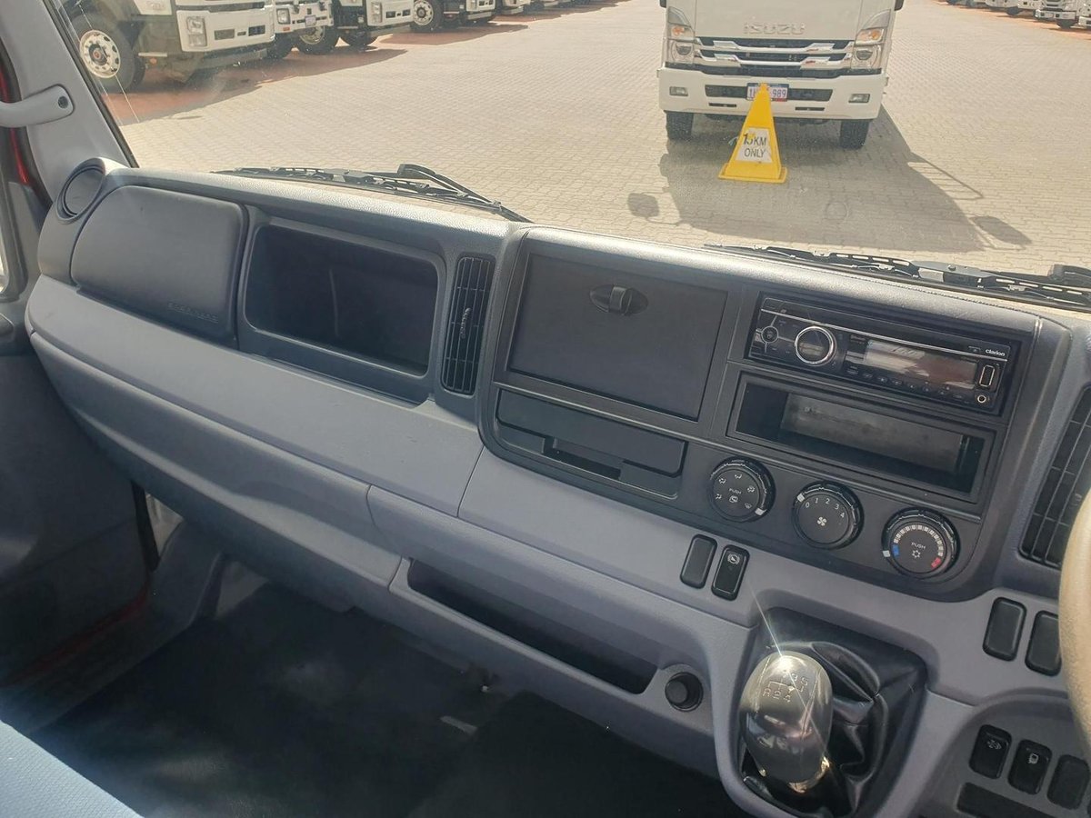2013 Fuso Canter 515 Wide 2 Ton Beavertail And Ramps image 18