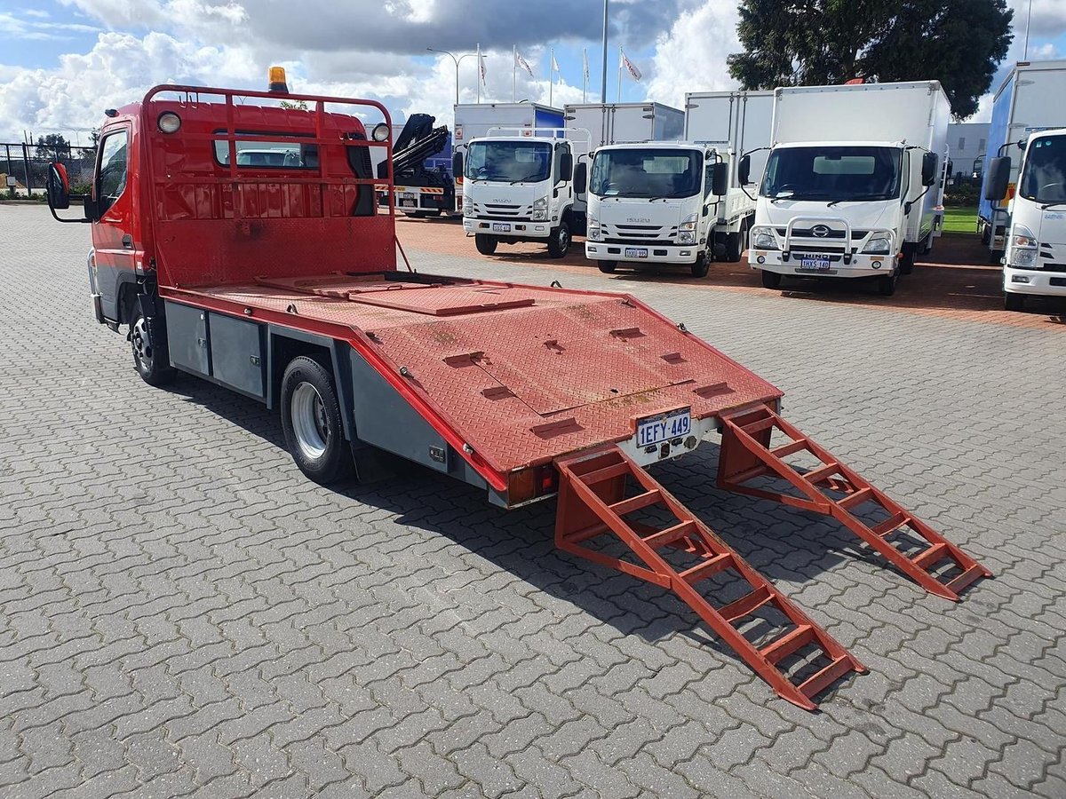 2013 Fuso Canter 515 Wide 2 Ton Beavertail And Ramps image 16