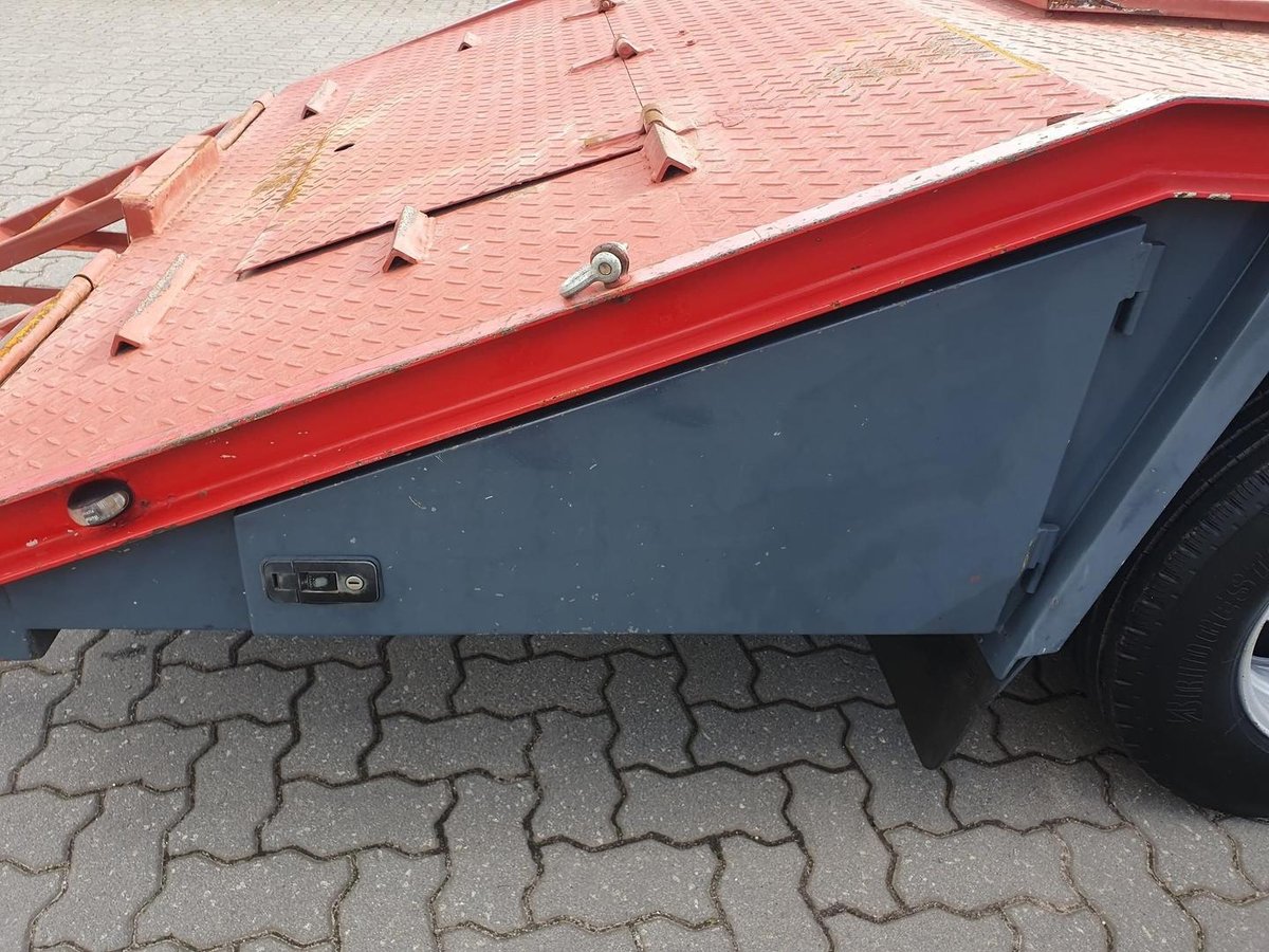 2013 Fuso Canter 515 Wide 2 Ton Beavertail And Ramps image 22