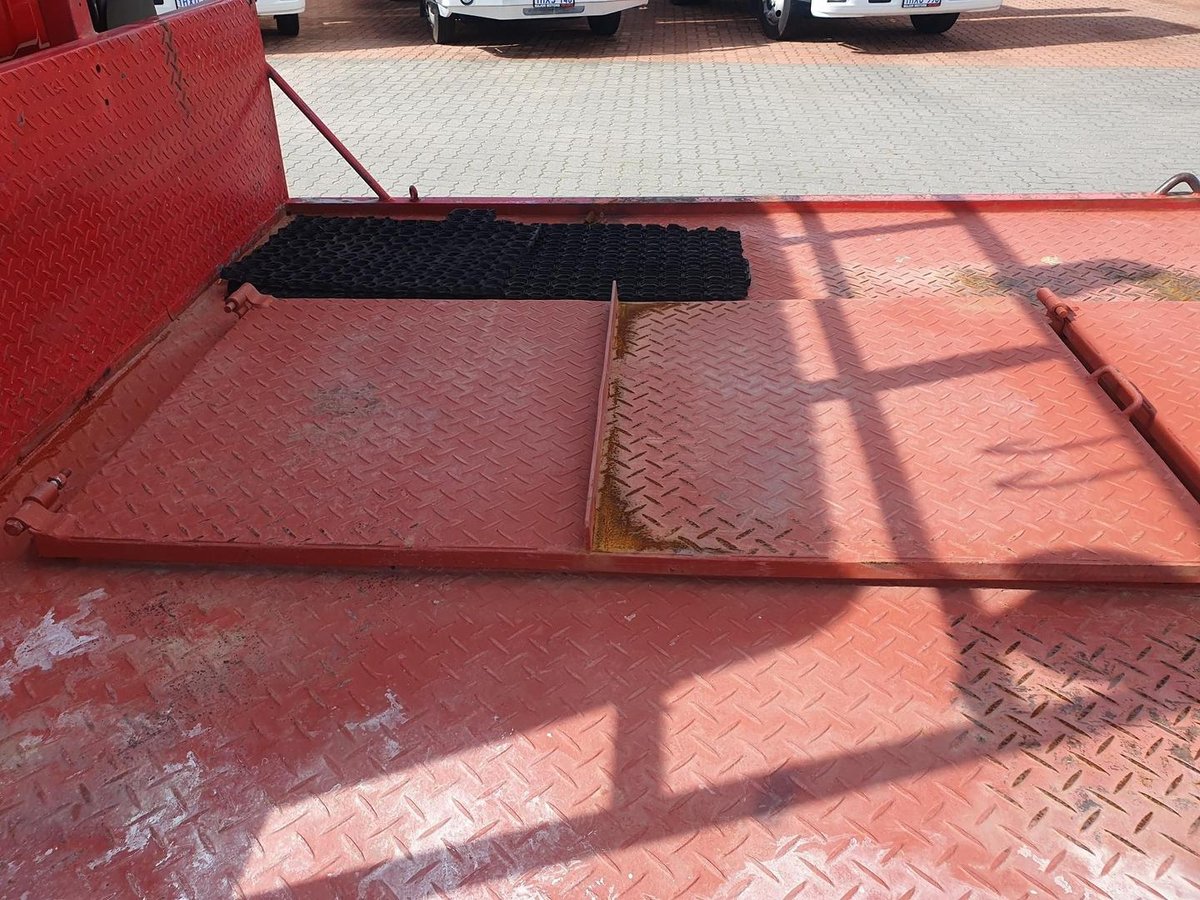 2013 Fuso Canter 515 Wide 2 Ton Beavertail And Ramps image 19