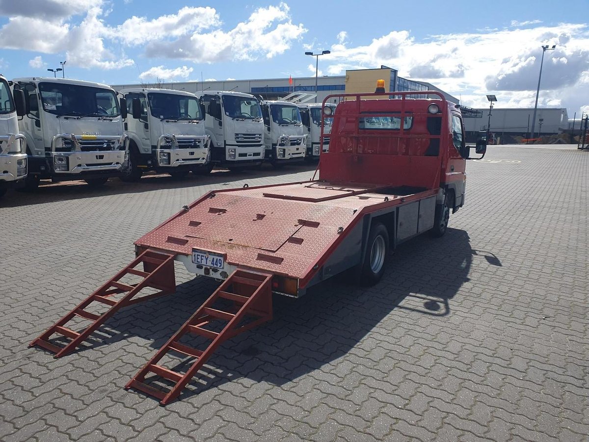 2013 Fuso Canter 515 Wide 2 Ton Beavertail And Ramps image 20