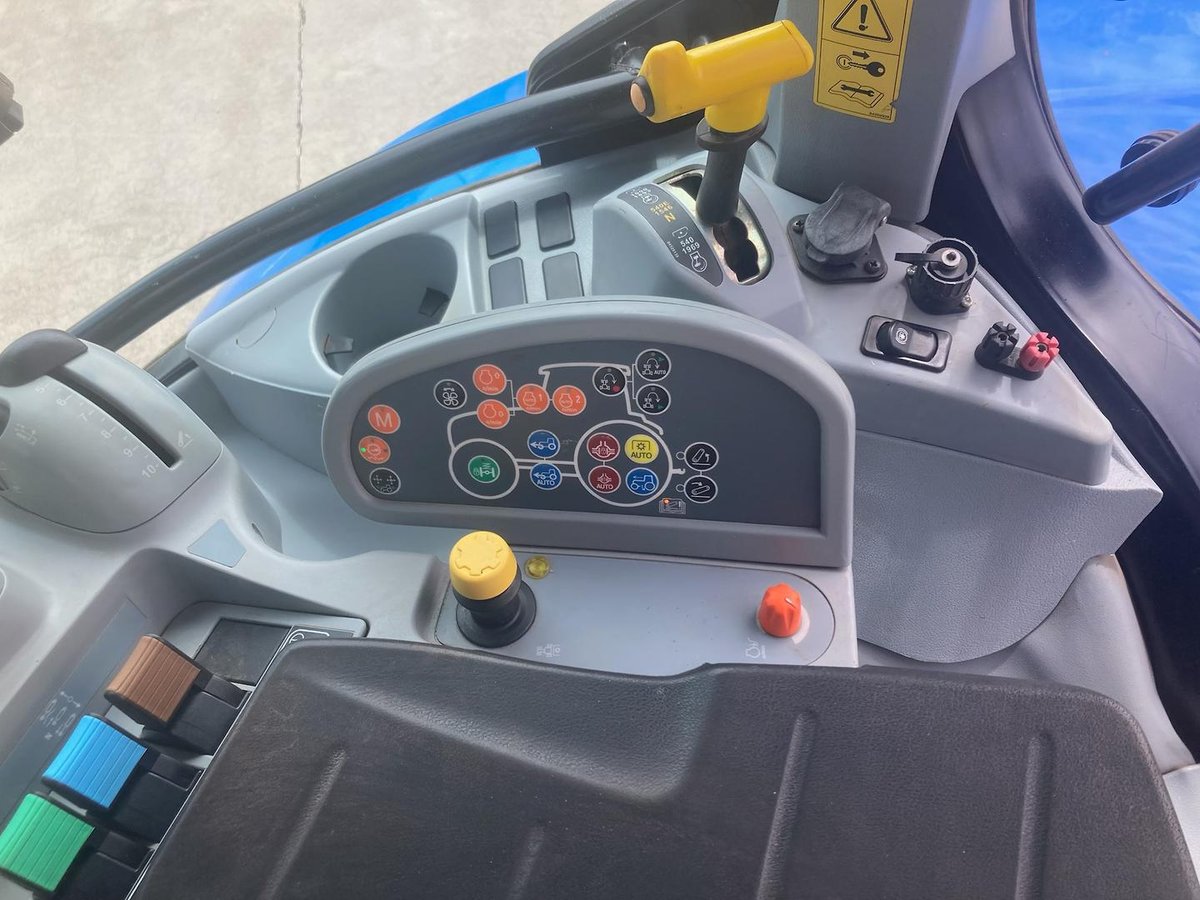 2016 New Holland T6.140 image 15