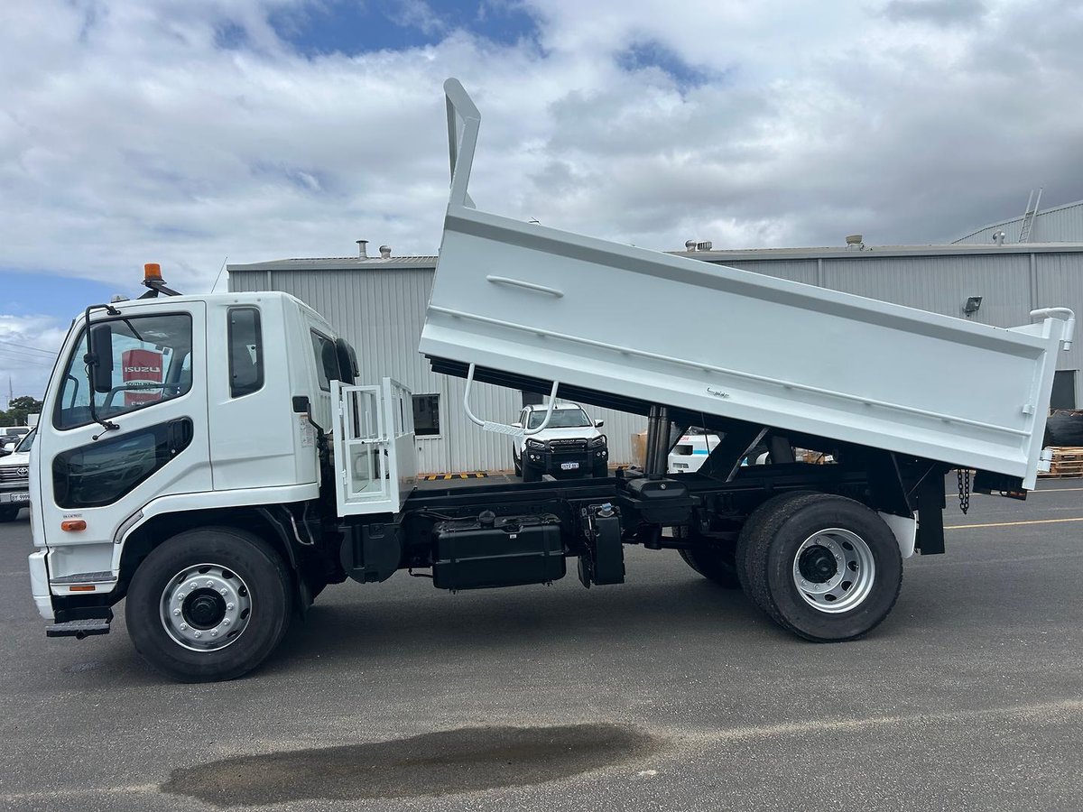 2017 Mitsubishi Fm FUSO FM 1627, MANUAL, TIPPER, LOW KM image 5