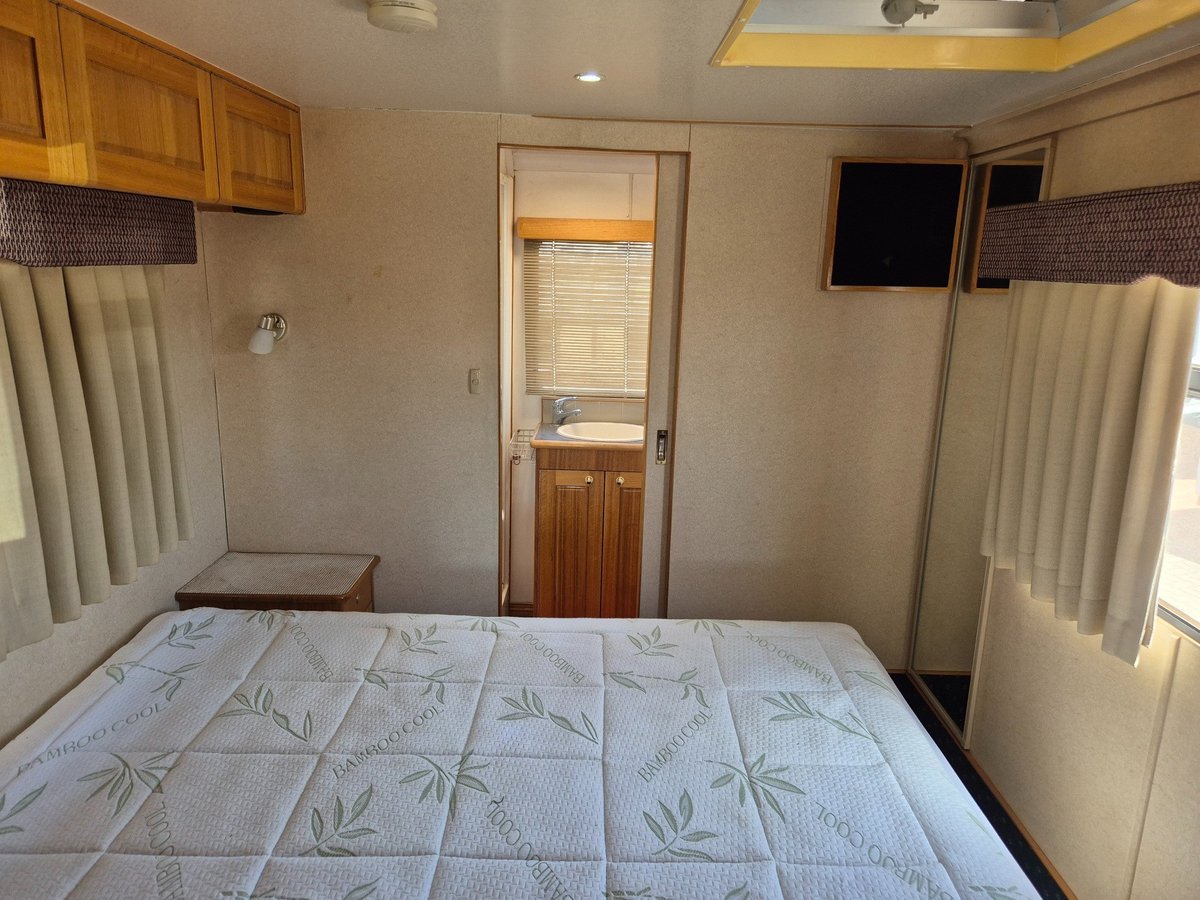 2003 Isuzu Trucks Nqr450 4 Berth Swagman image 23