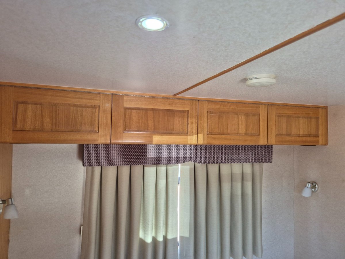 2003 Isuzu Trucks Nqr450 4 Berth Swagman image 4