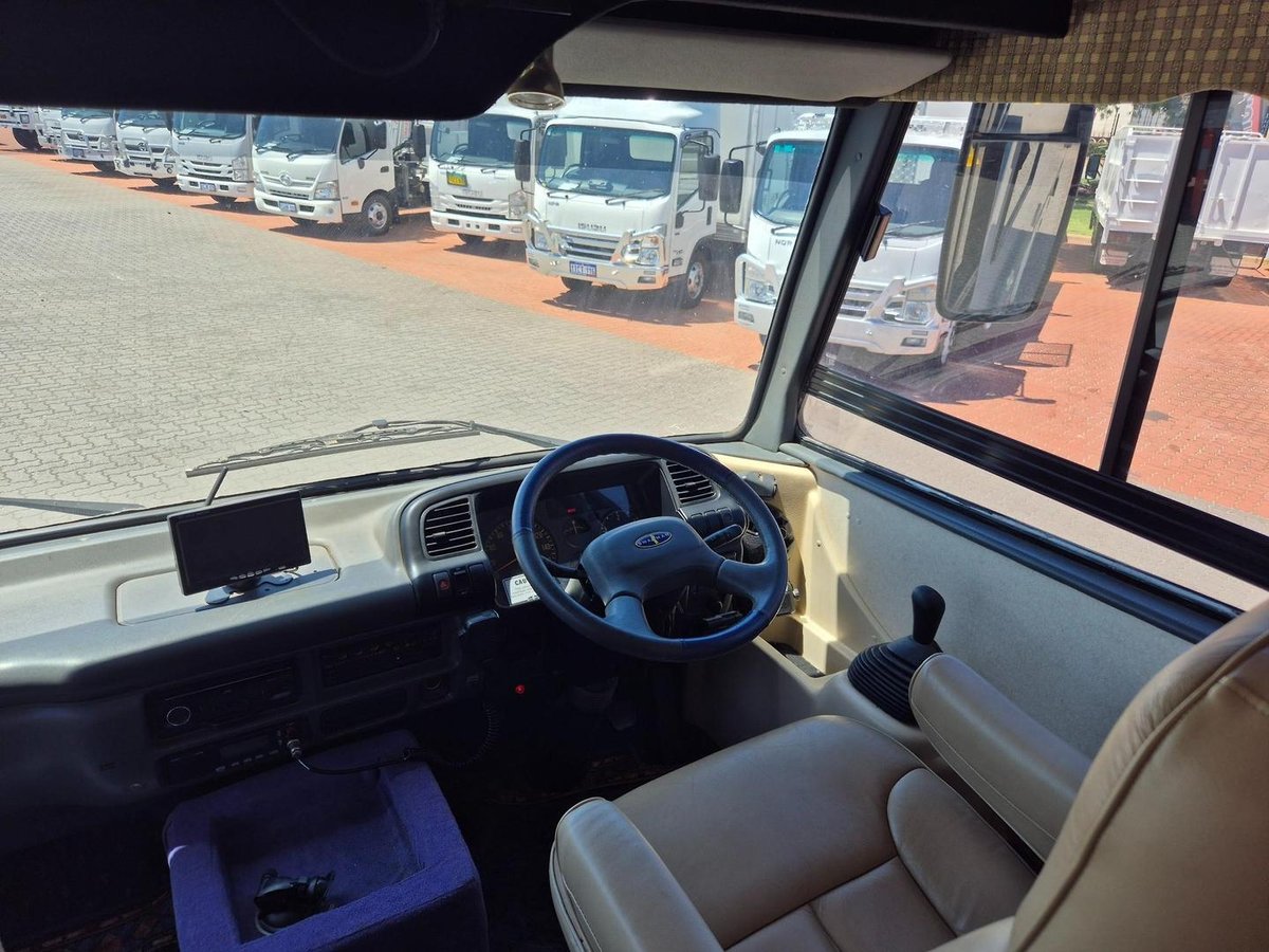 2003 Isuzu Nqr450 4 Berth Swagman image 7