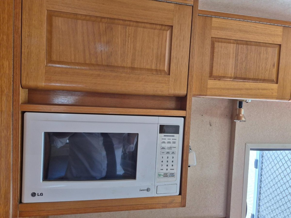 2003 Isuzu Nqr450 4 Berth Swagman image 11