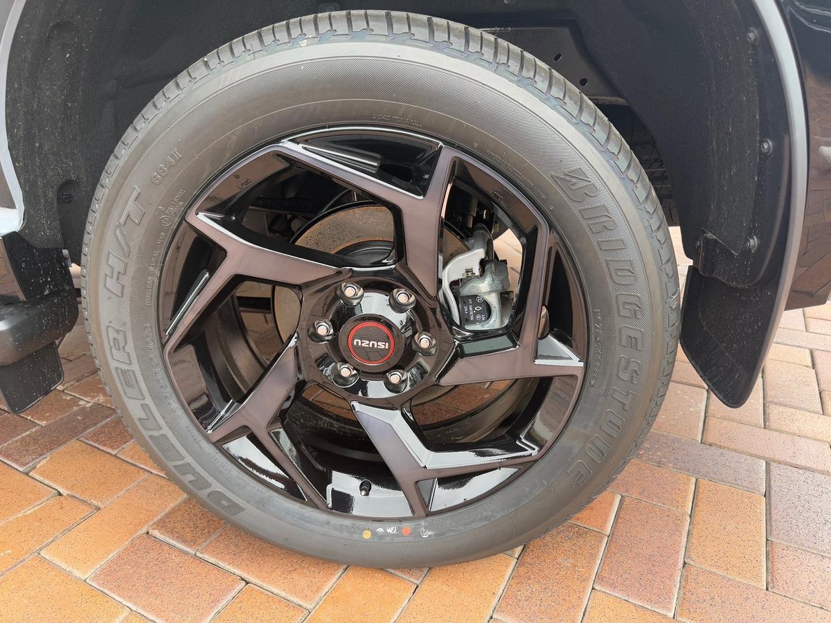 2026 Isuzu MU-X X-TERRAIN MY25.5 4X4 Dual Range image 21