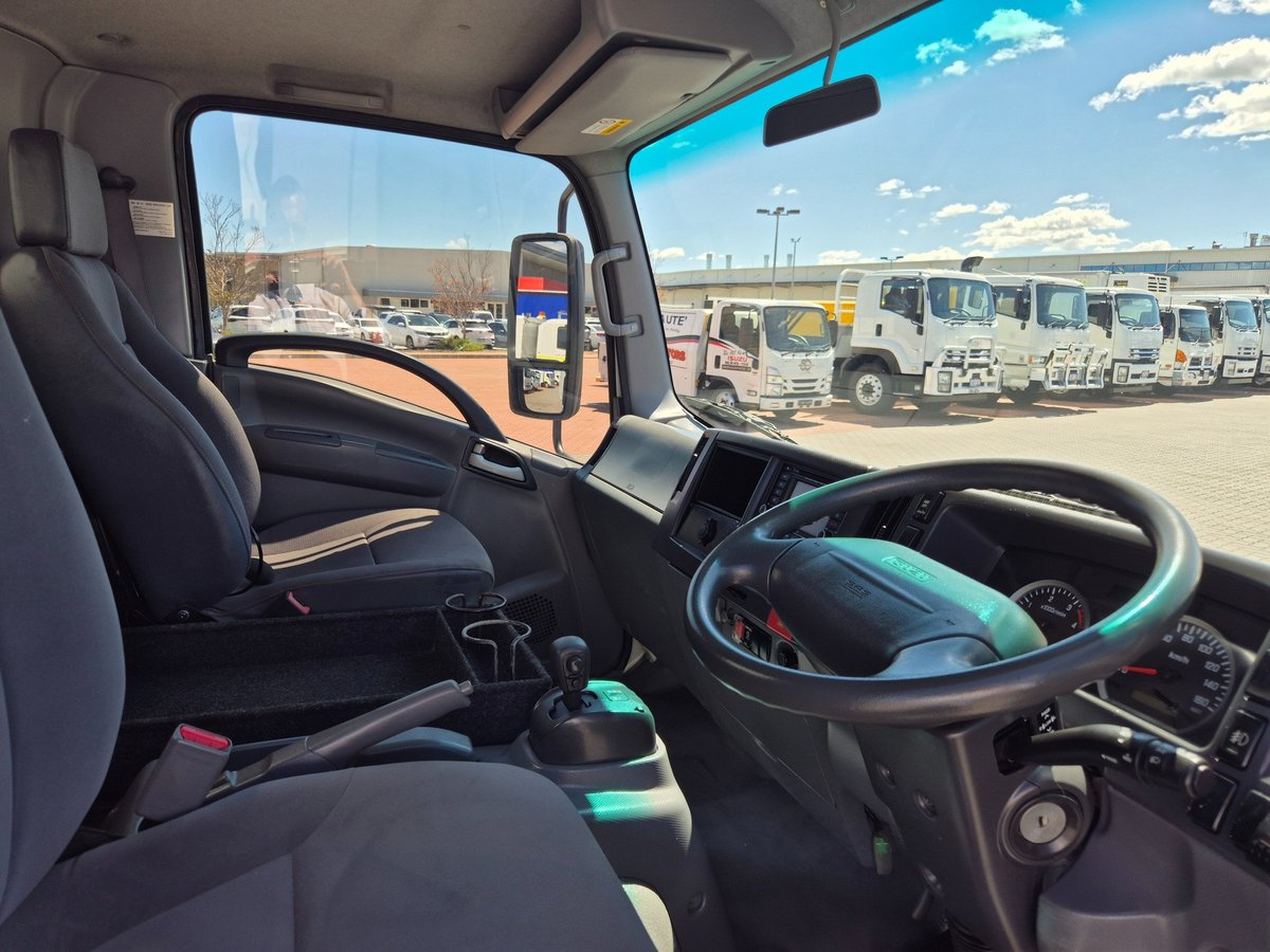 2014 Isuzu Trucks Npr200 Car License A.m.t Service Body image 24