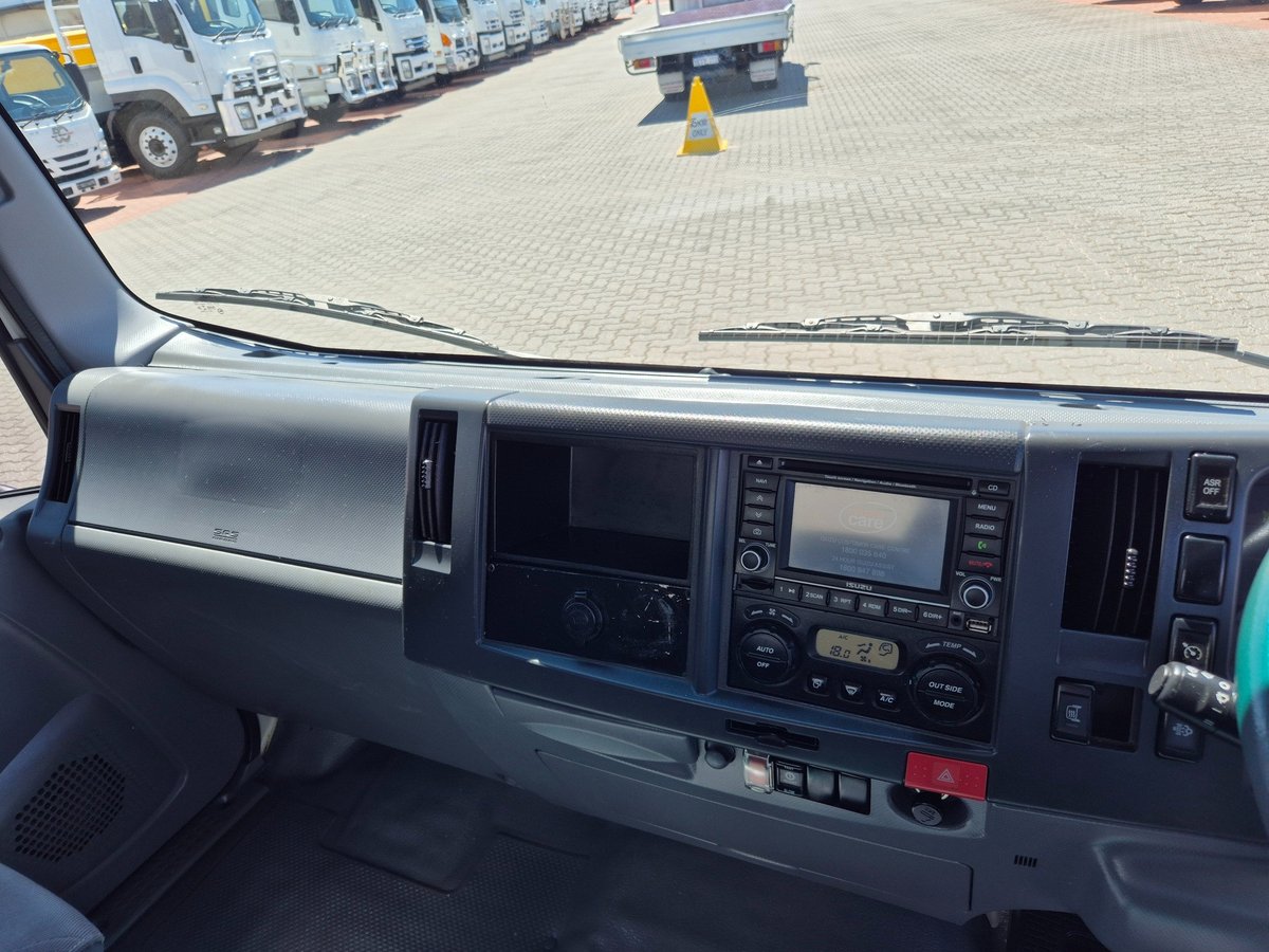 2014 Isuzu Trucks Npr200 Car License A.m.t Service Body image 25