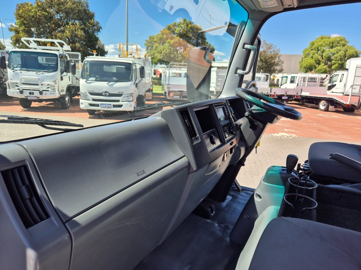 2014 Isuzu Trucks Npr200 Car License A.m.t Service Body image 34