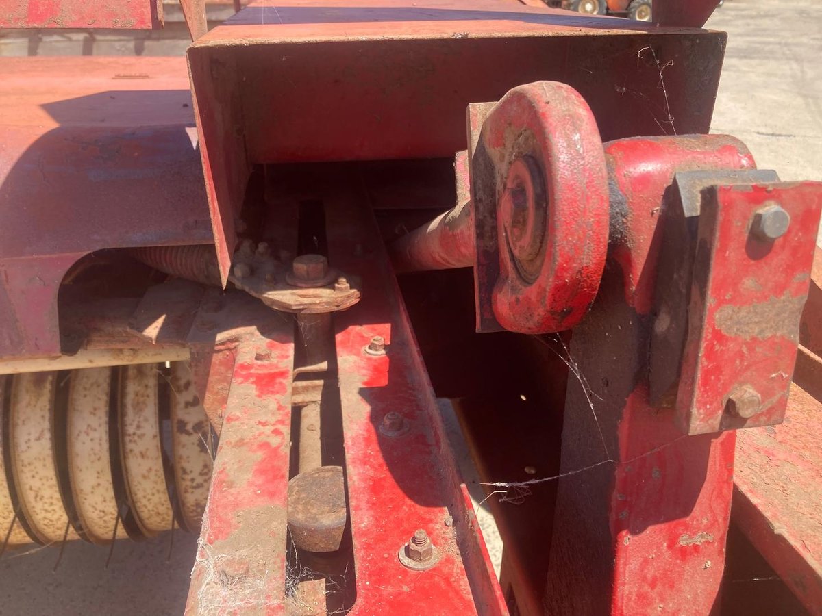 New Holland 275 Baler image 17