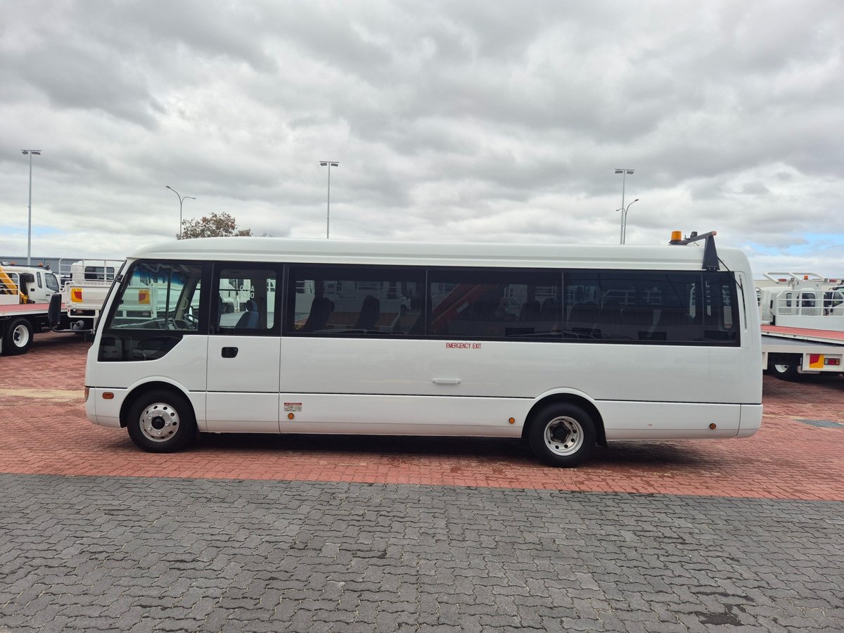 2020 Fuso Rosa Deluxe Auto 25 Seater image 13