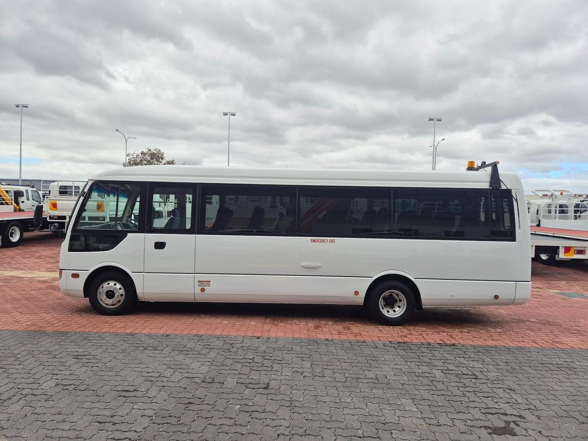 2020 Fuso Rosa Deluxe Auto 25 Seater image 13