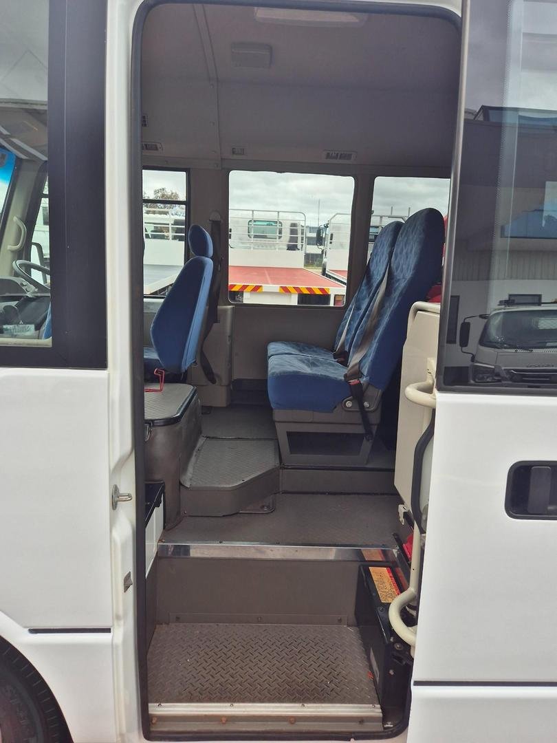 2020 Fuso Rosa Deluxe Auto 25 Seater image 3