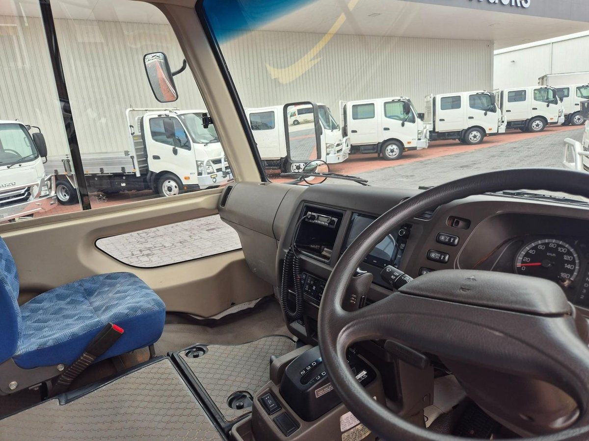 2020 Fuso Rosa Deluxe Auto 25 Seater image 10