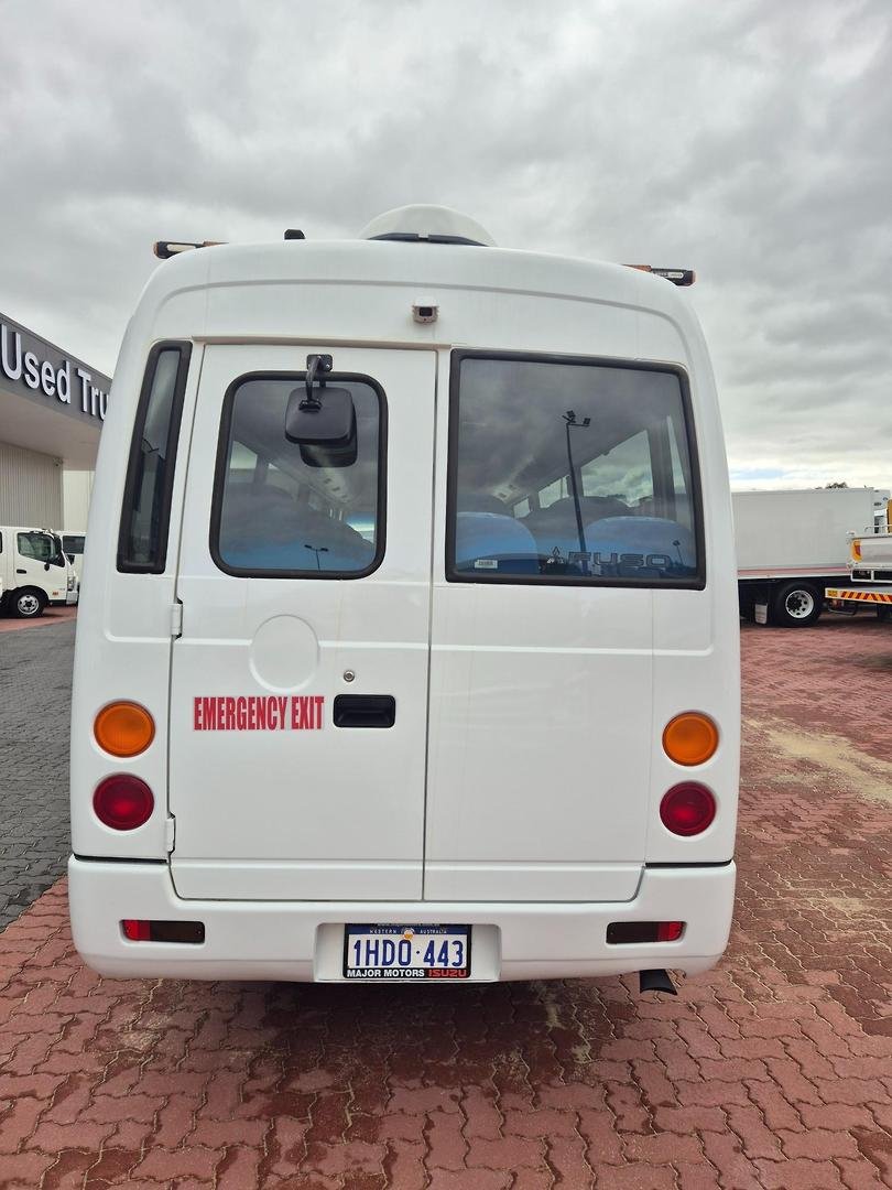 2020 Fuso Rosa Deluxe Auto 25 Seater image 2