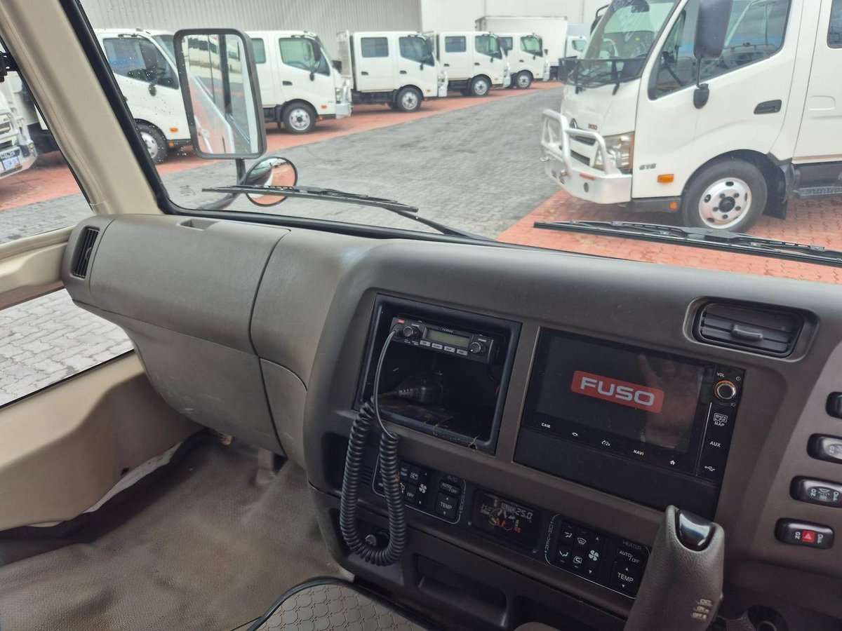 2020 Fuso Rosa Deluxe Auto 25 Seater image 8