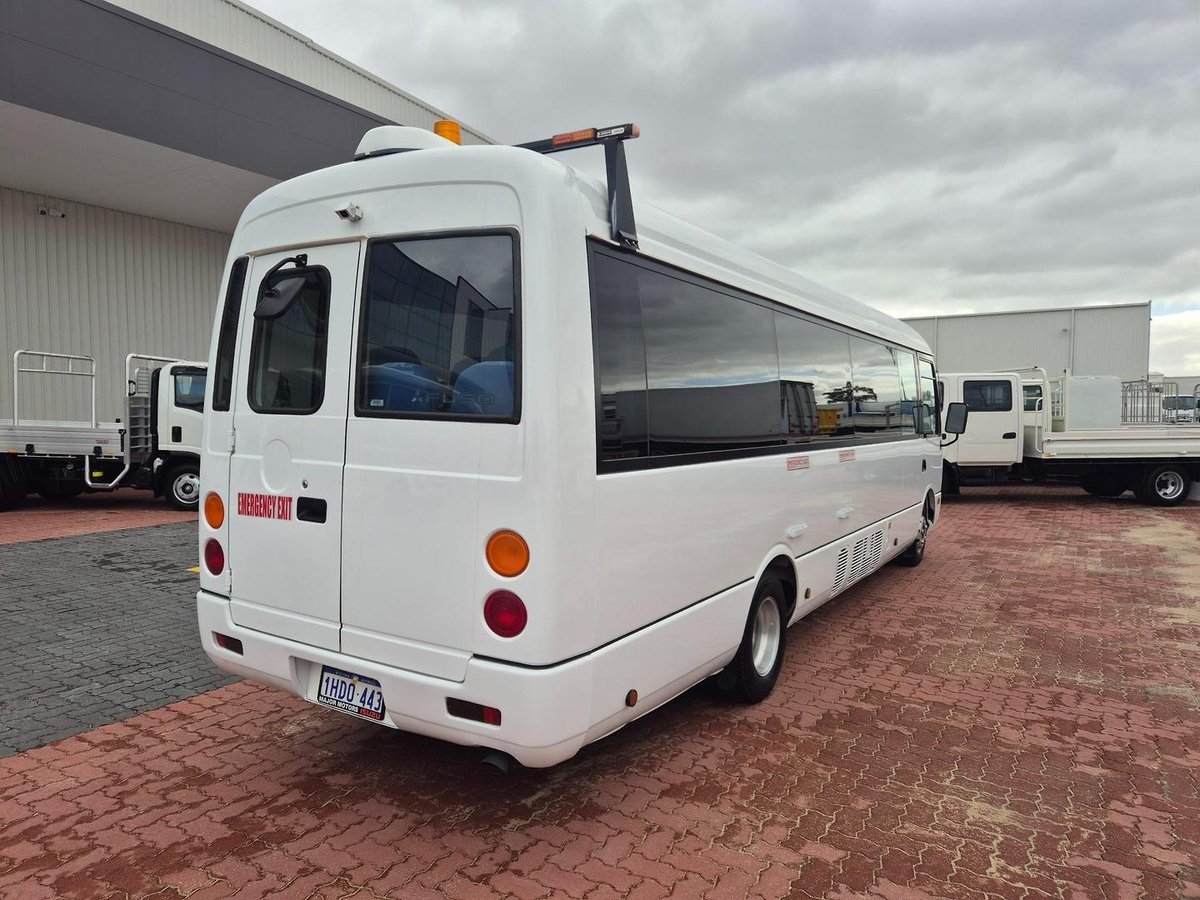 2020 Fuso Rosa Deluxe Auto 25 Seater image 9