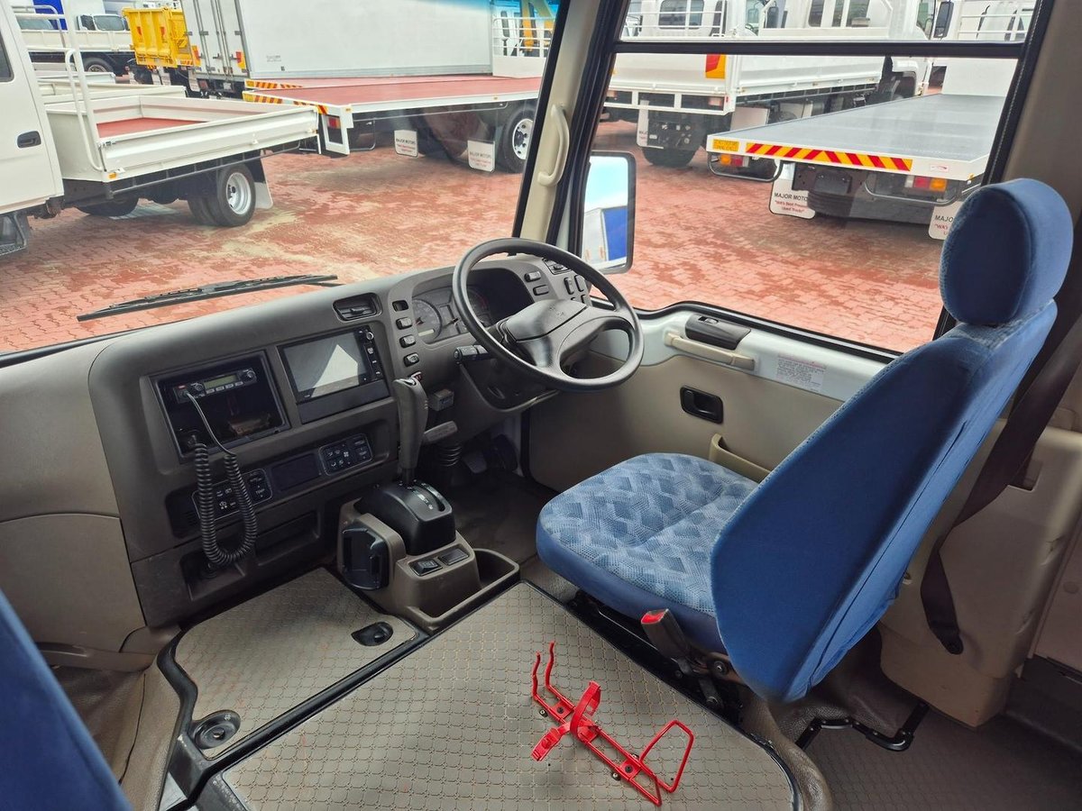 2020 Fuso Rosa Deluxe Auto 25 Seater image 7