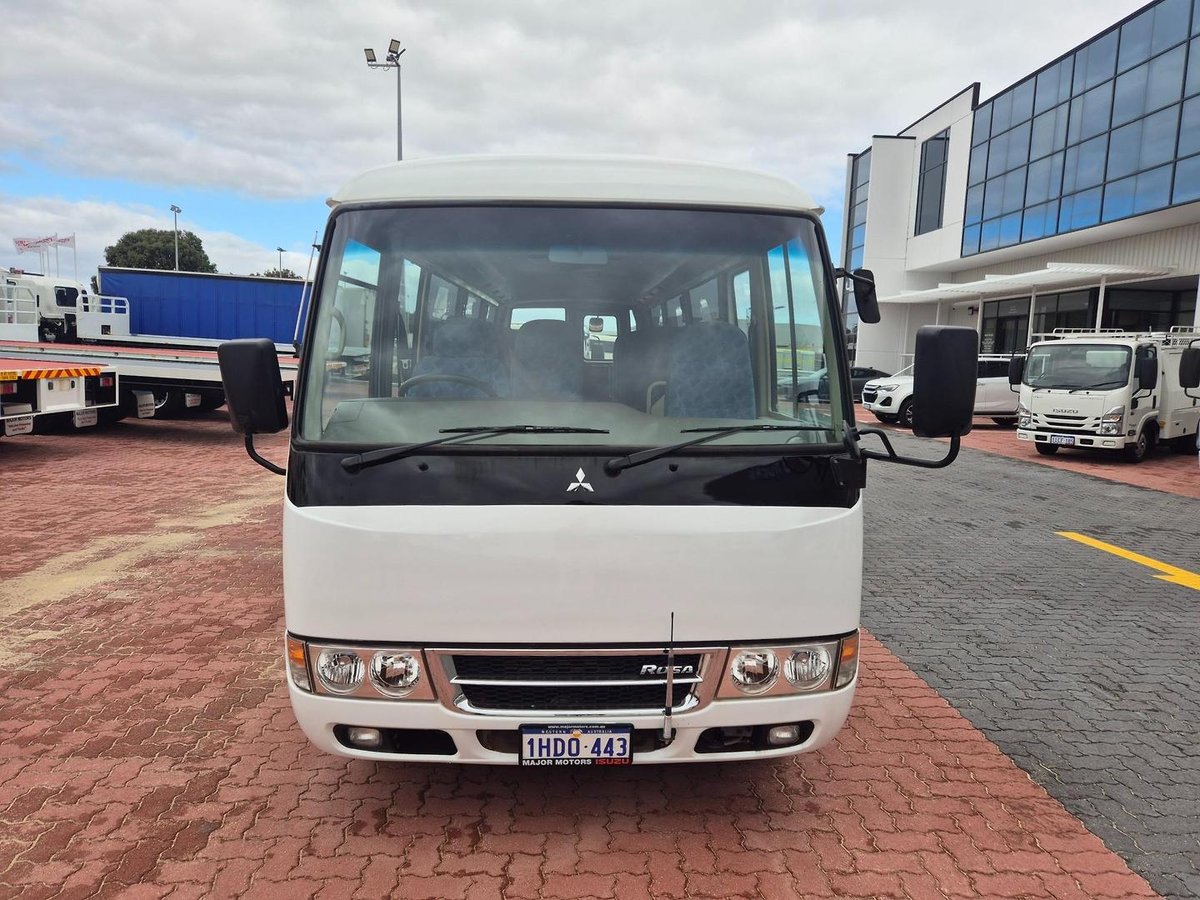 2020 Fuso Rosa Deluxe Auto 25 Seater image 17