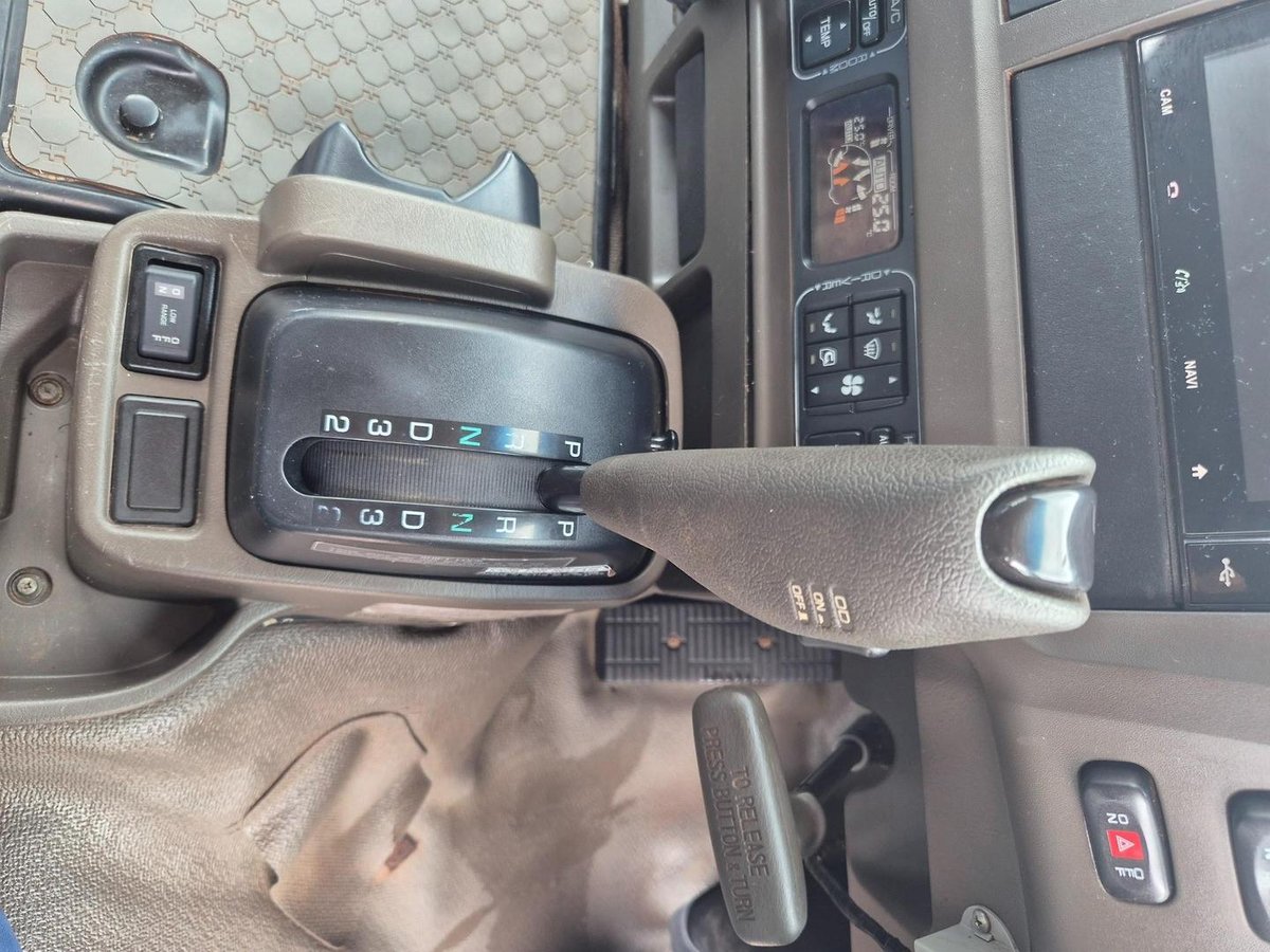 2020 Fuso Rosa Deluxe Auto 25 Seater image 6
