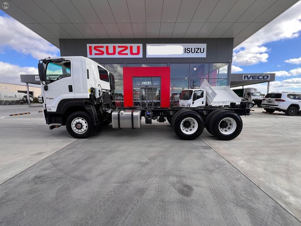 2025 Isuzu F Series image 6