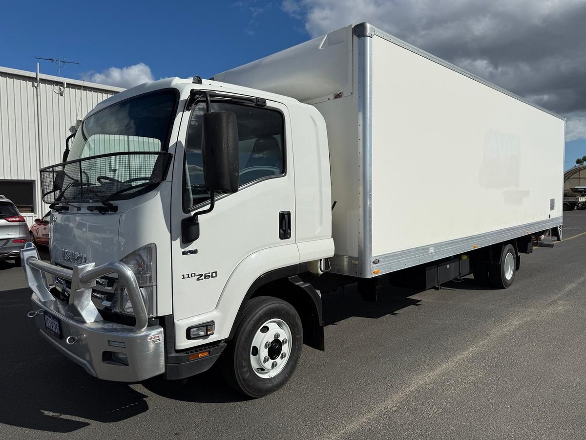 2020 Isuzu Frr FRR 110-260, AUTO, PANTECH & TAIL LIFT image 2