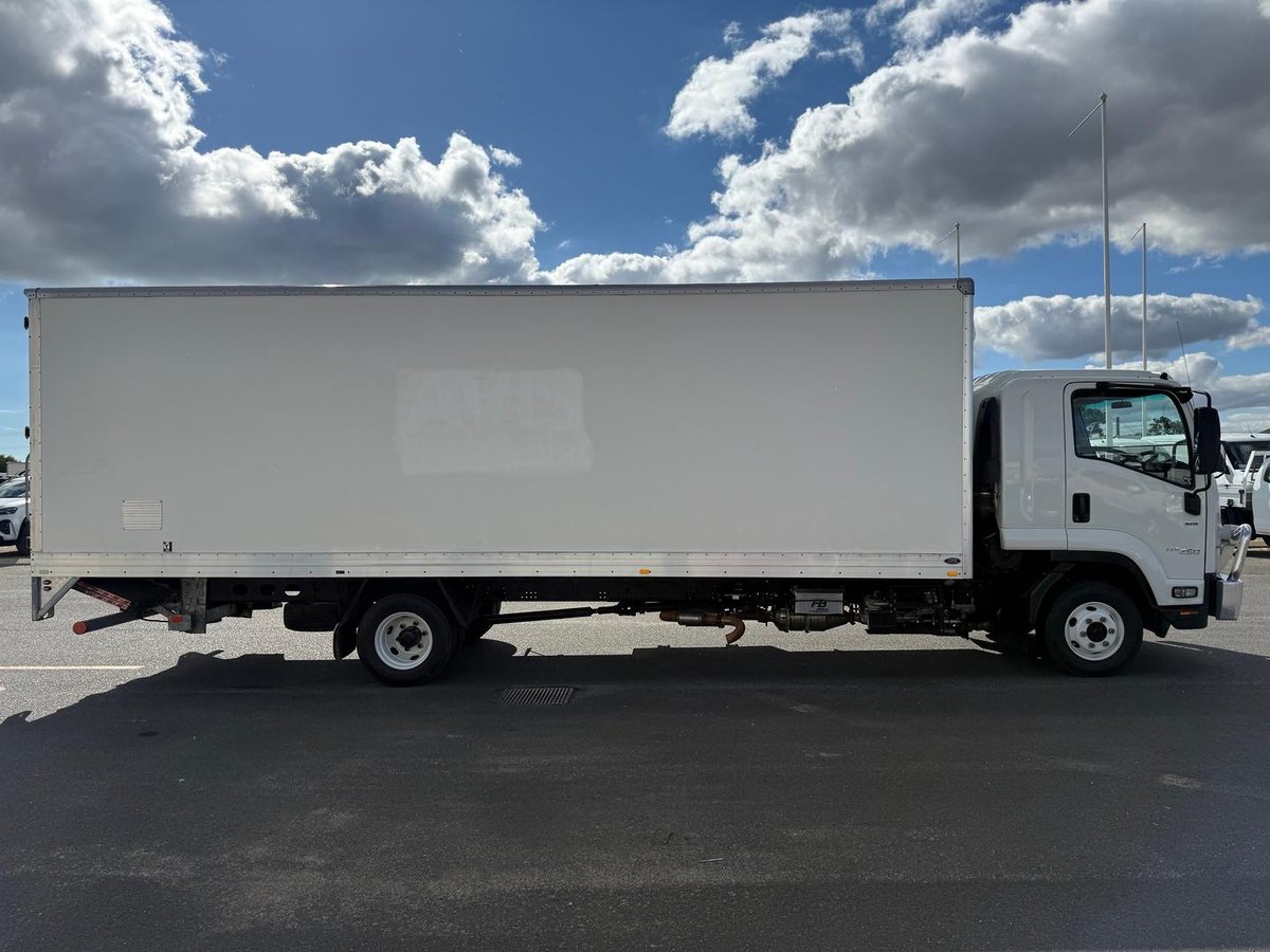 2020 Isuzu Frr FRR 110-260, AUTO, PANTECH & TAIL LIFT image 8
