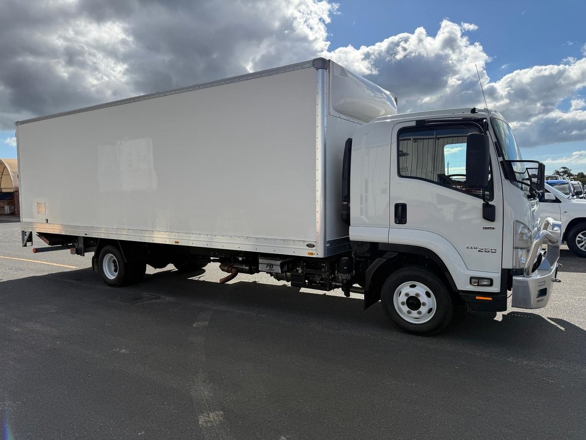 2020 Isuzu Frr FRR 110-260, AUTO, PANTECH & TAIL LIFT image 6