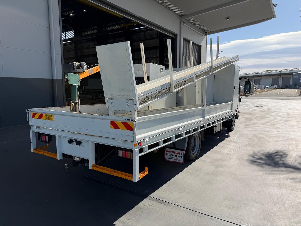 2013 Isuzu Npr 400 Npr 400 image 7