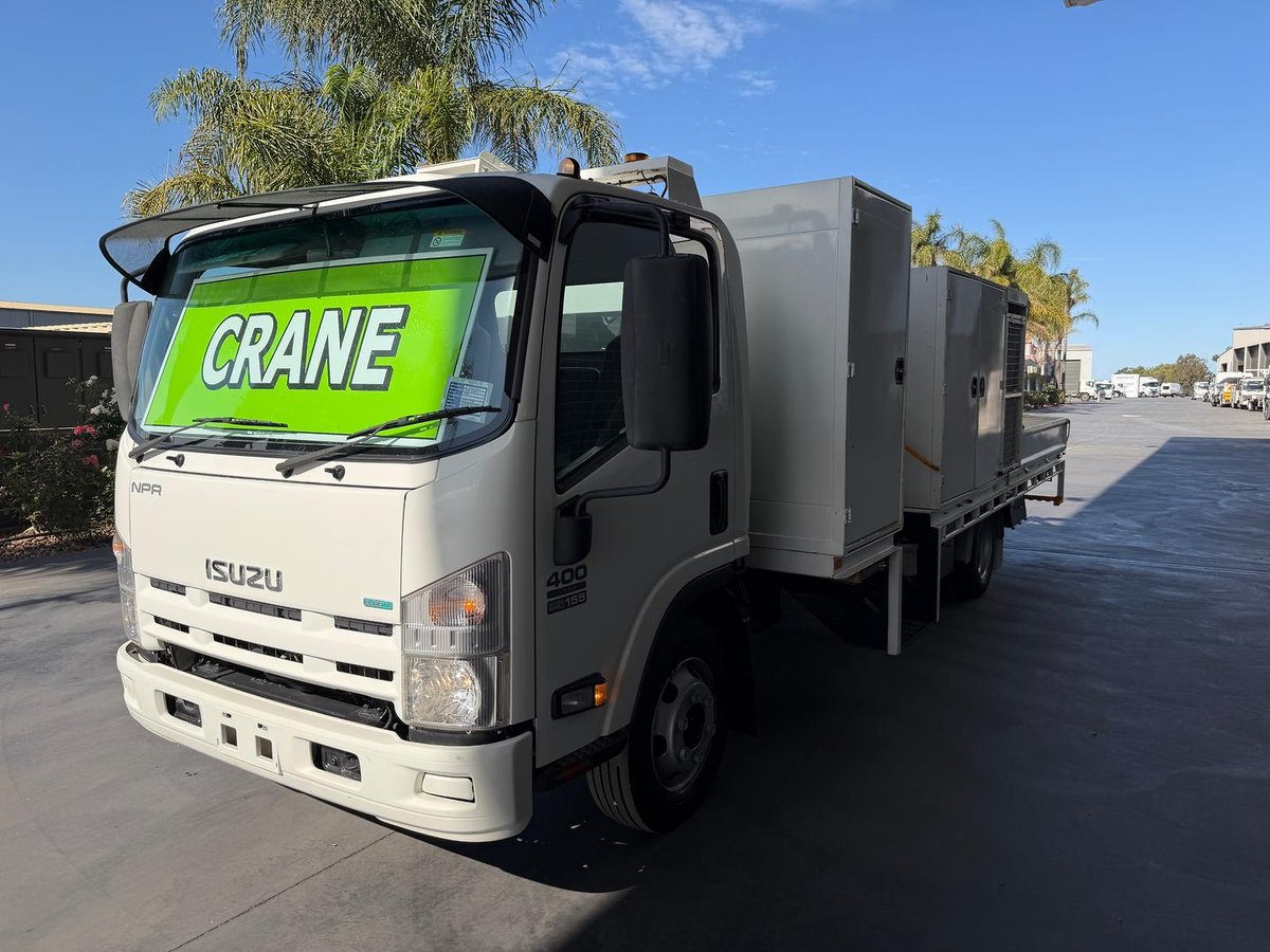 2013 Isuzu Npr 400 Npr 400 image 2
