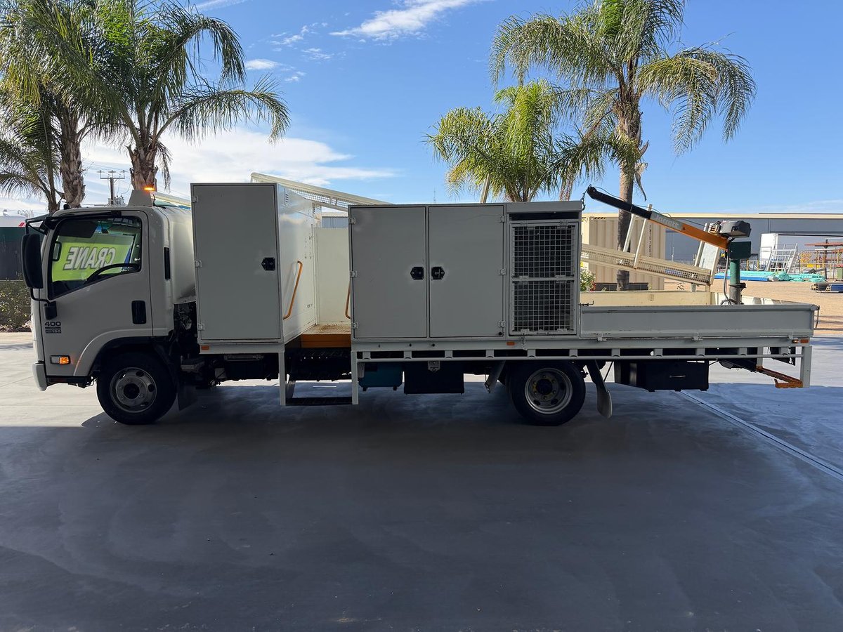 2013 Isuzu Npr 400 Npr 400 image 3