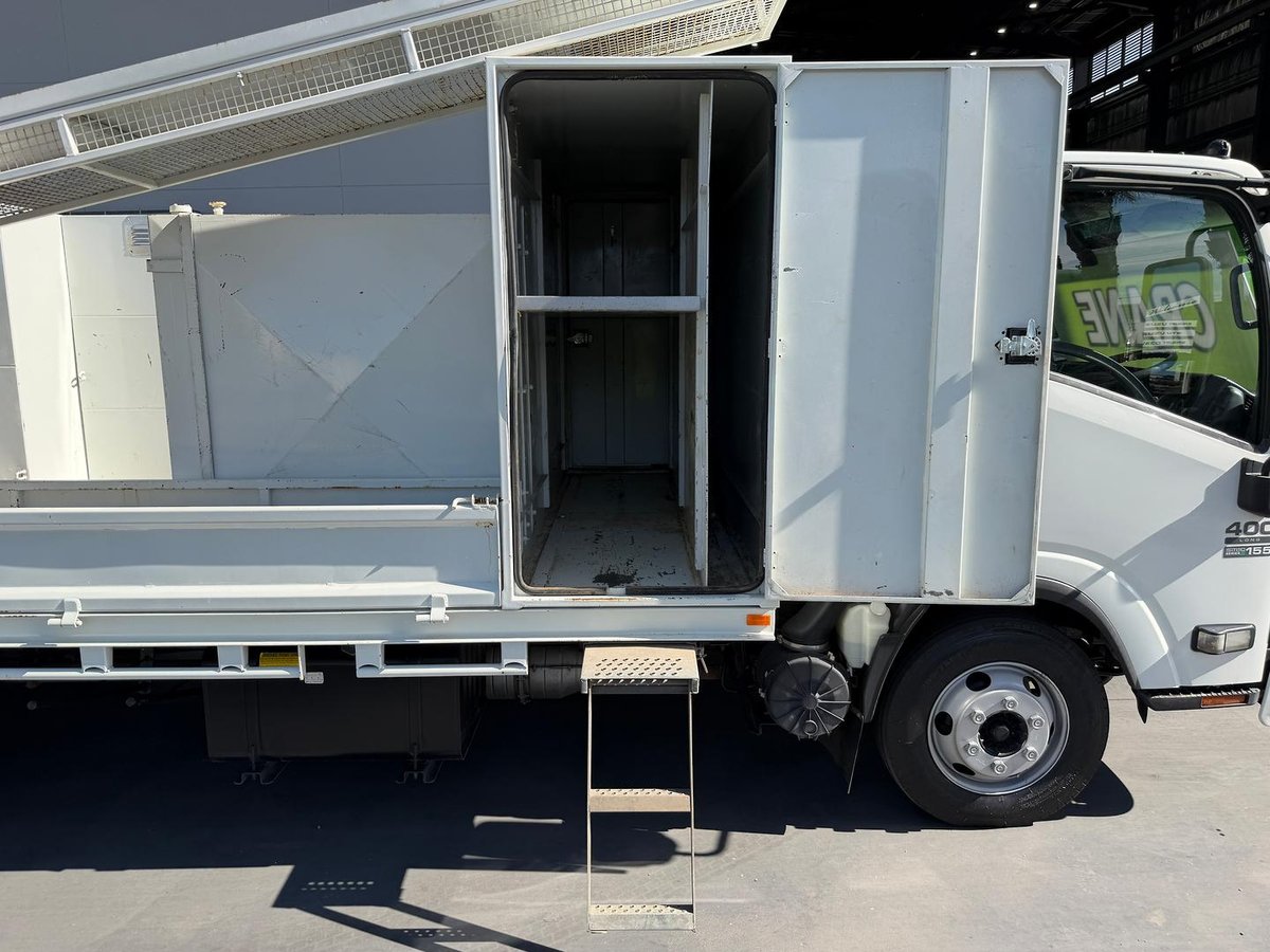 2013 Isuzu Npr 400 Npr 400 image 9
