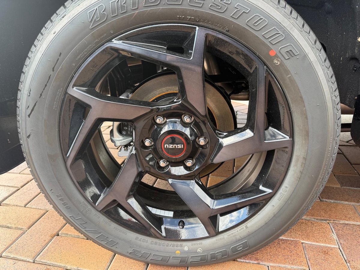 2026 Isuzu MU-X X-TERRAIN MY25.5 4X4 Dual Range image 16