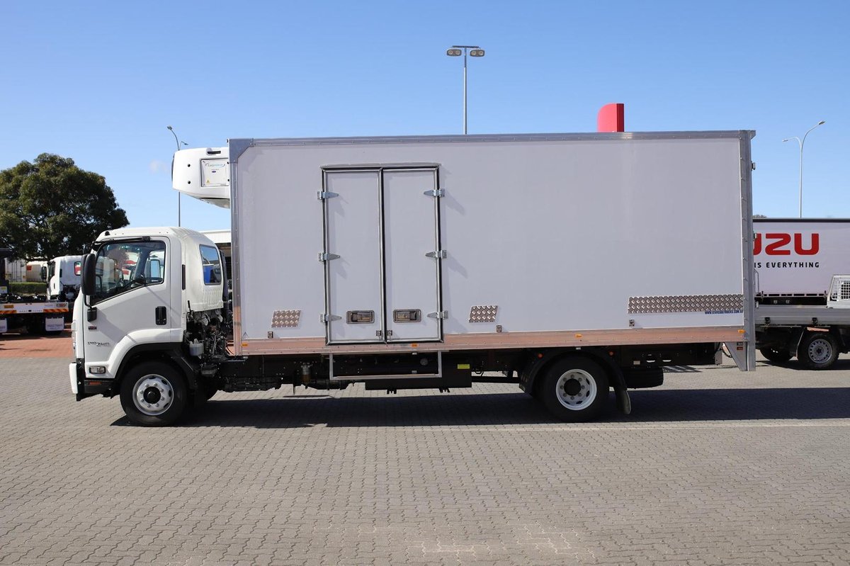2025 Isuzu Fsr 120/140-240 Amt Freezer image 3