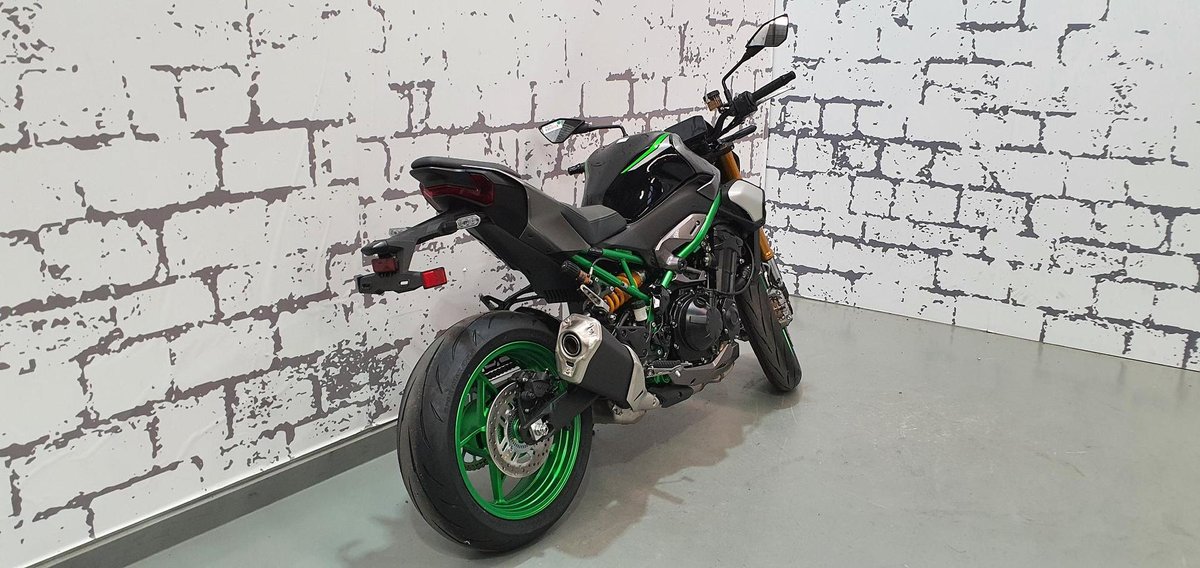 2025 Yamaha MT-09 vs 2025 Kawasaki Z900 SE