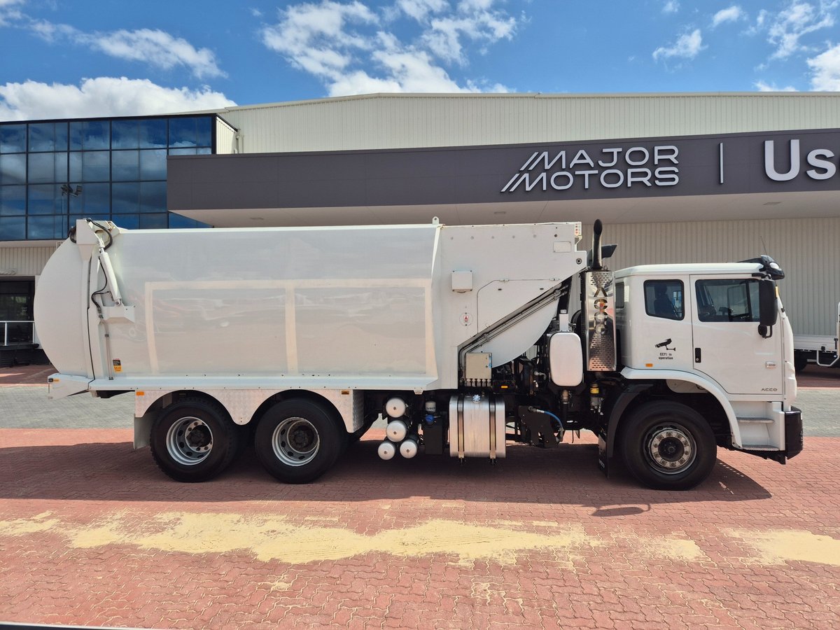 2017 Iveco Acco 2350g Auto Dual Control Compactor image 4