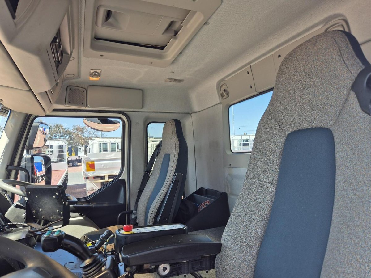 2018 Volvo Fe240/280/320 6X4 Auto Compactor image 12