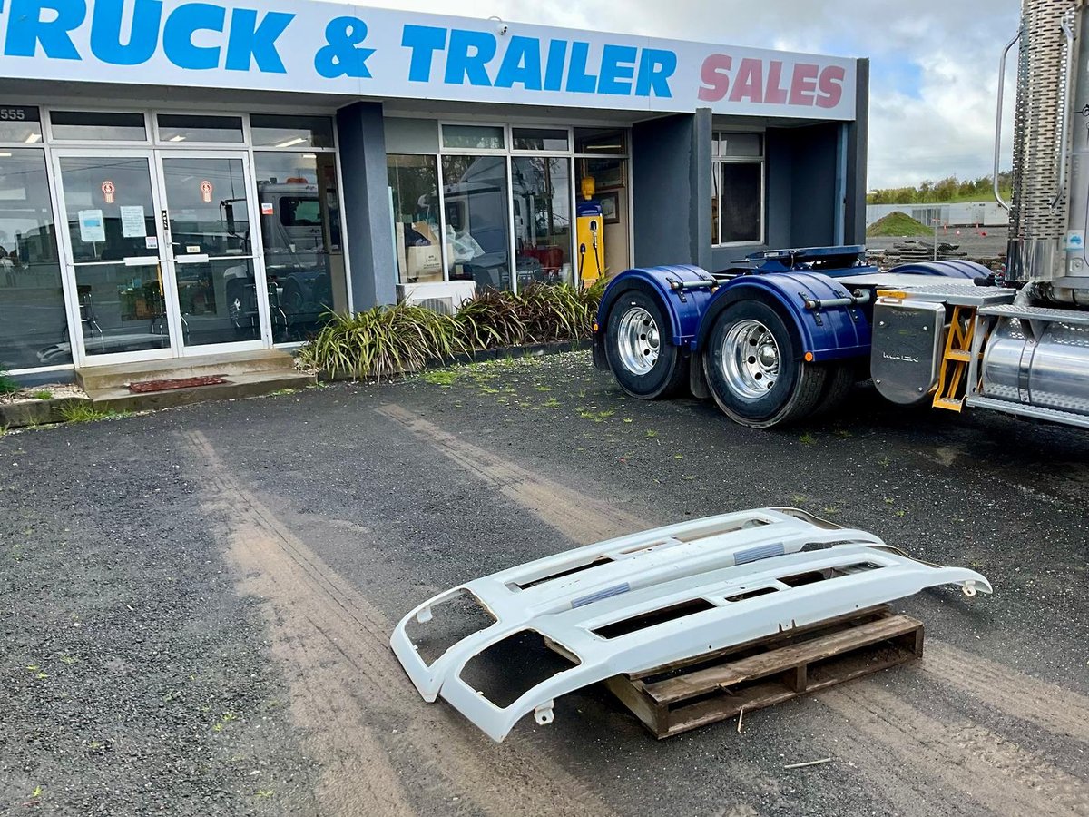 2024 Izuzu bumper bars WHITE