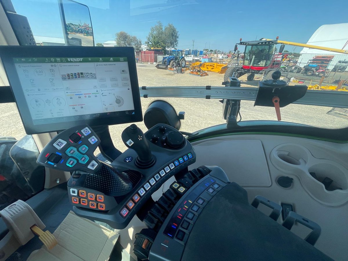 2022 Fendt 933 image 2