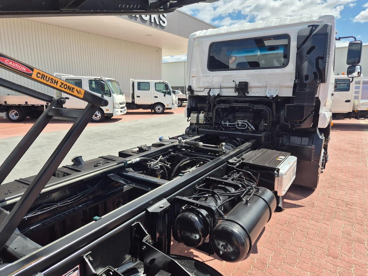 2018 UD Pk240 280 Auto 6X4 Tilt Slide image 28