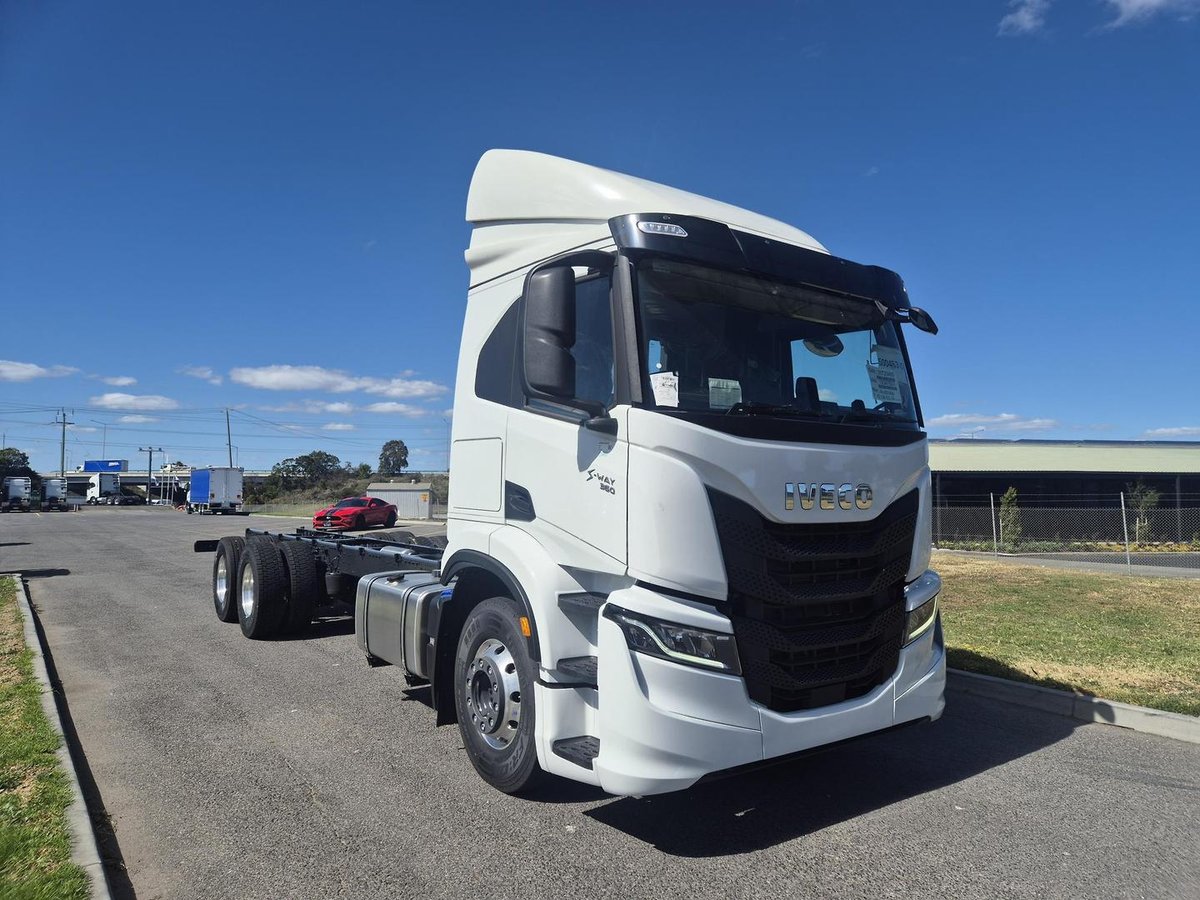 2026 Iveco S-Way AT230 image 6